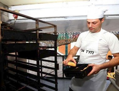 Με κινητό αρτοποιείο εκστρατείας το ΓΕΣ στην ΔΕΘ - Δωρεάν ψωμί, ελιόψωμο και σταφιδόψωμο στους επισκέπτες